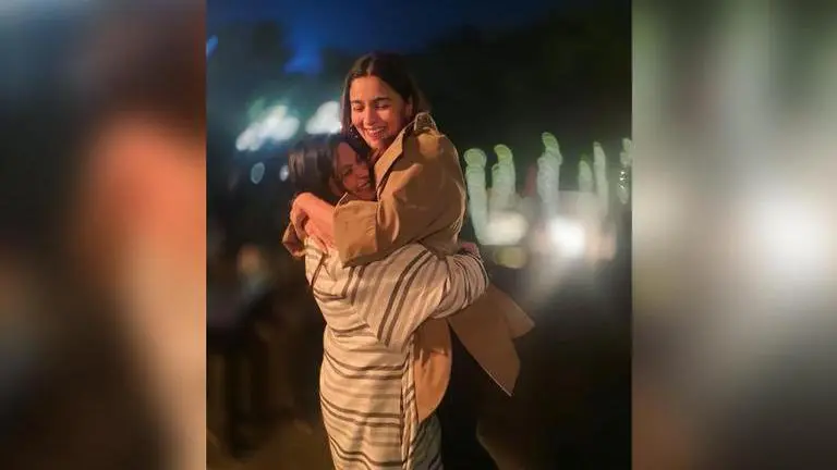 Alia pens cute 'sister appreciation post' for Shaheen Bhatt; Mother Soni Razdan reacts Alia Bhatt