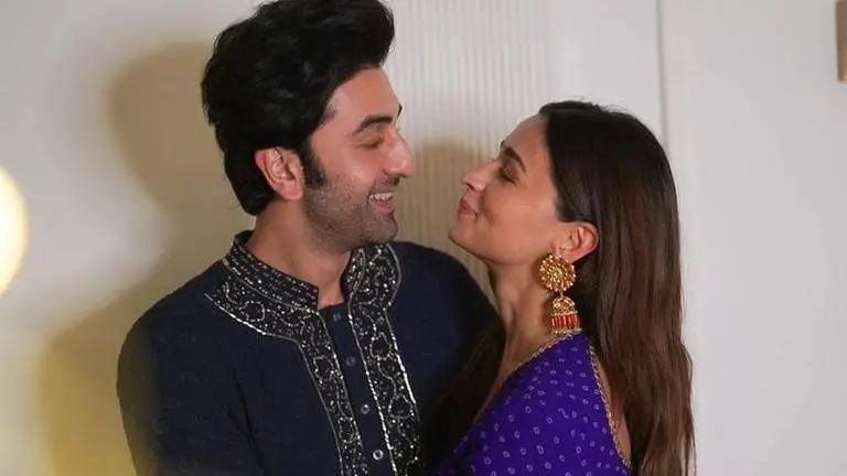 Alia Bhatt & Ranbir Kapoor's new Diwali pic gets fans excited; sparks wedding speculation alia bhatt