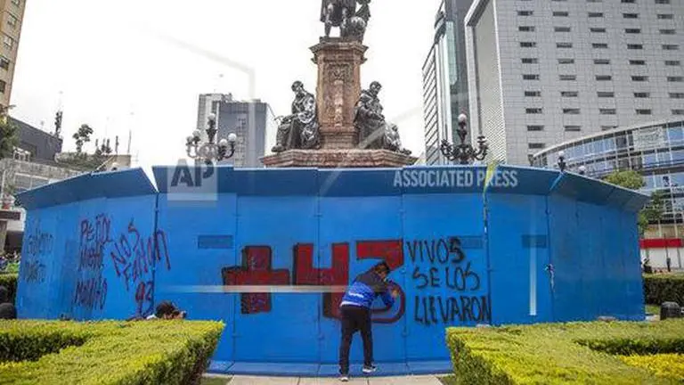 Christopher Columbus statue in Mexico City removed