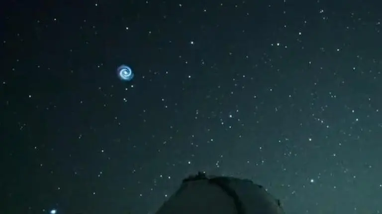 'Mysterious' flying spiral appears among stars above Hawaii's Mauna Kea volcano spiral-like formation