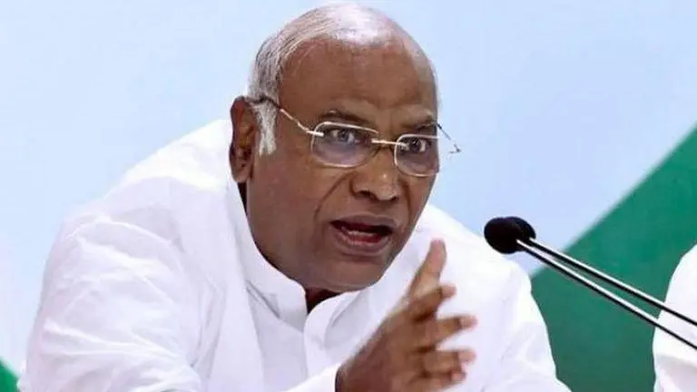Mallikarjun Kharge meets Maharashtra Cong MLAs to discuss impasse Kharge