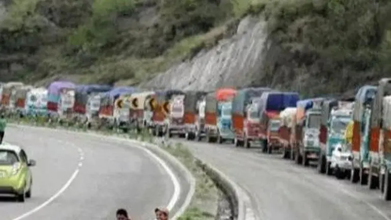 Over 5000 vehicles stranded as JK highway remains shut