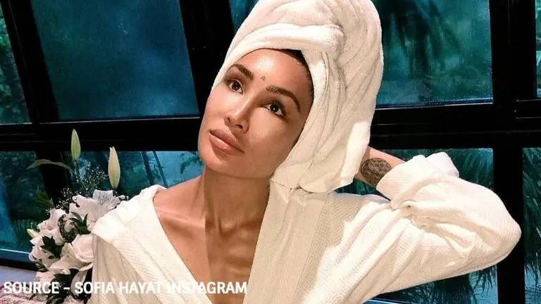 Sofia Hayat in new Instagram video asks fans to 'expand mind'; Watch Sofia Hayat
