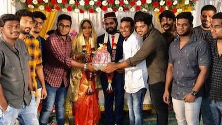 Couple in Tamil Nadu receives bouquet of onions as wedding gift Guest