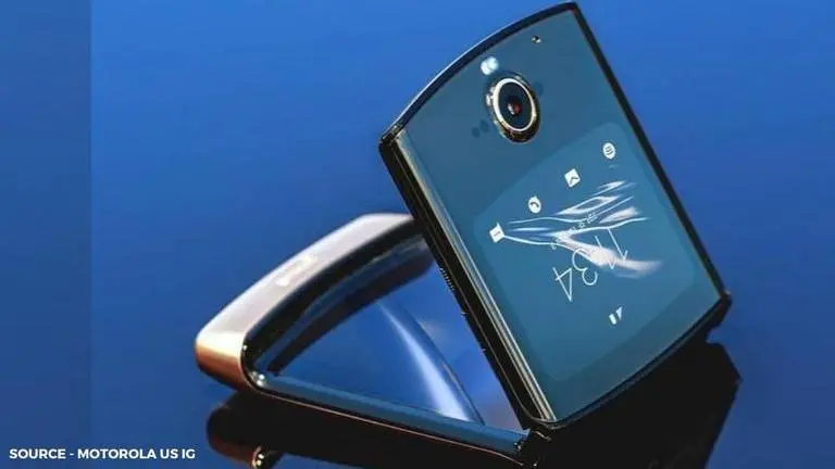 Motorola Razr introduces Android 10 download, upgrading its Quick View display Source: Motorola US IG