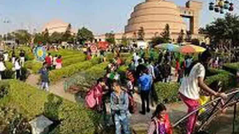 Amusement parks remain open in Kolkata despite advisories to avoid public gathering CORONAVIRUS