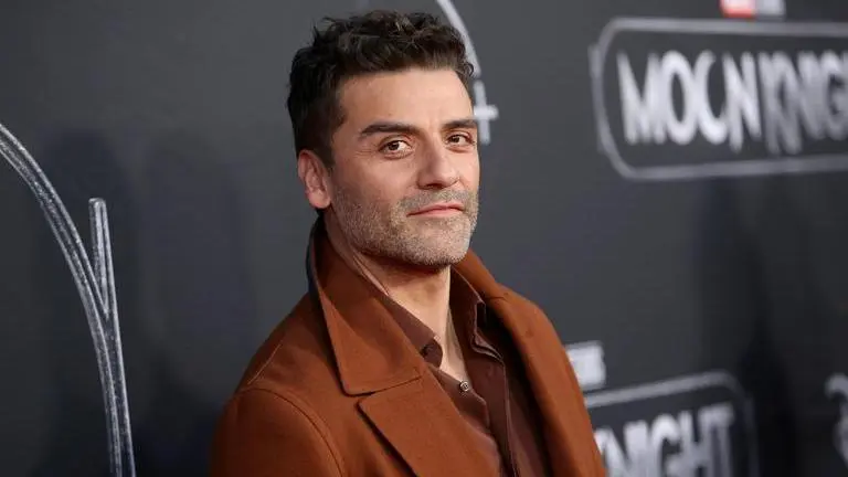 Oscar Isaac describes his Marvel character Moon Knight in three words: Watch Oscar Isaac