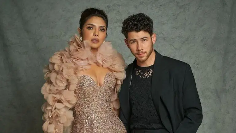Priyanka Chopra-Nick Jonas' PDA filled photos go viral, netizens react Priyanka chopra