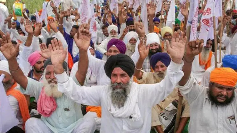 Farmers block traffic on Hoshiarpur-Chandigarh road