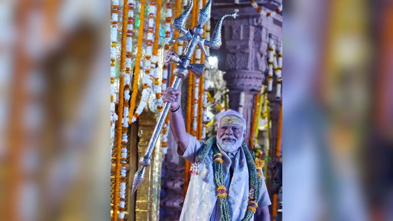 PM Modi Greets Public With 'Trishul' Inside Kashi Vishwanath Temple Complex | WATCH PM Modi Greets Public With 'Trishul' Inside Kashi Vishwanath Temple Complex | WATCH