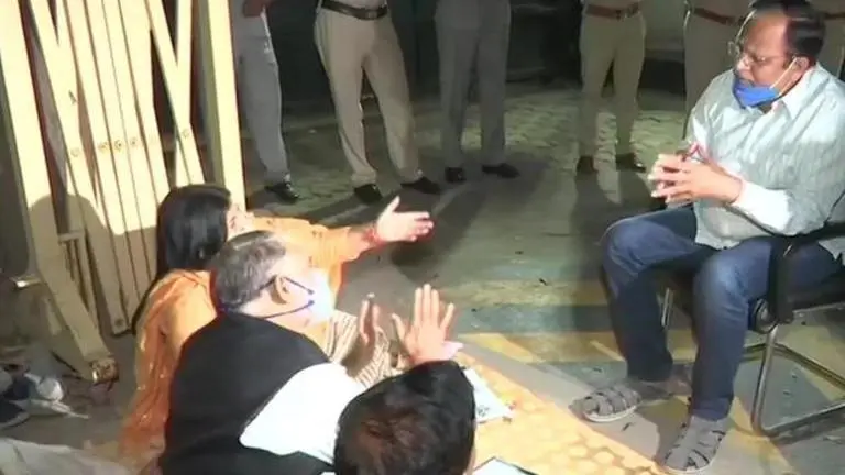 Mayors stage dharna outside Delhi CM's residence over fund crunch; AAP, BJP trade charges