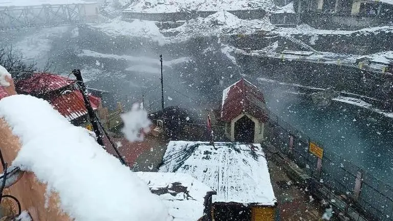 Snowfall, rain at Badrinath, Kedarnath; pilgrims asked to take precautions snowfall