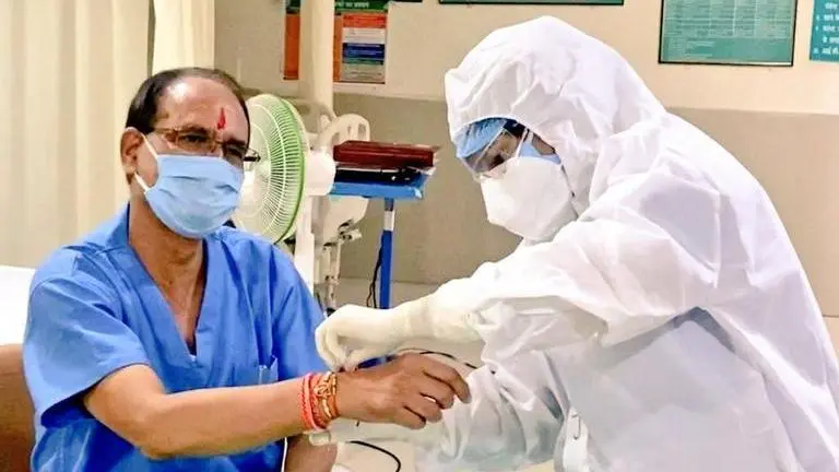 Raksha Bandhan: COVID warrior & MP Minister's wife ties rakhi to CM Shivraj Singh Chouhan Shivraj Singh Chouhan