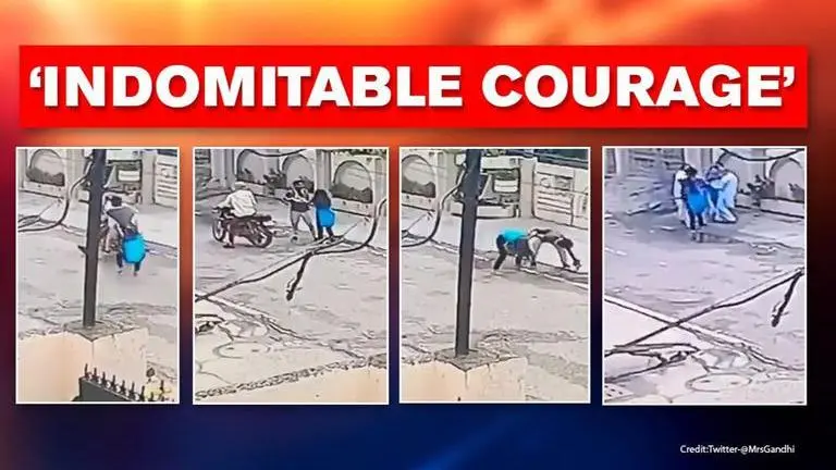 Good News: Teenage girl fights off armed mobile snatchers, gets rewarded