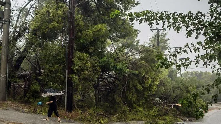 2 dead, 1 missing after storm pounds central Greece