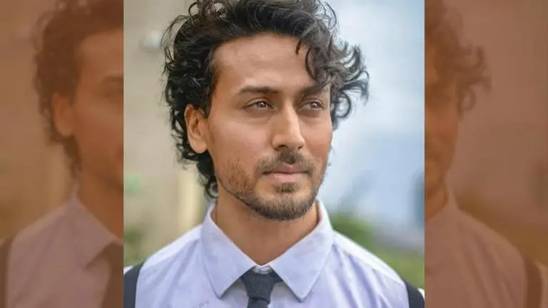 Tiger Shroff flaunts his perfectly sculpted body; fans call him 'an inspiration' tiger shroff