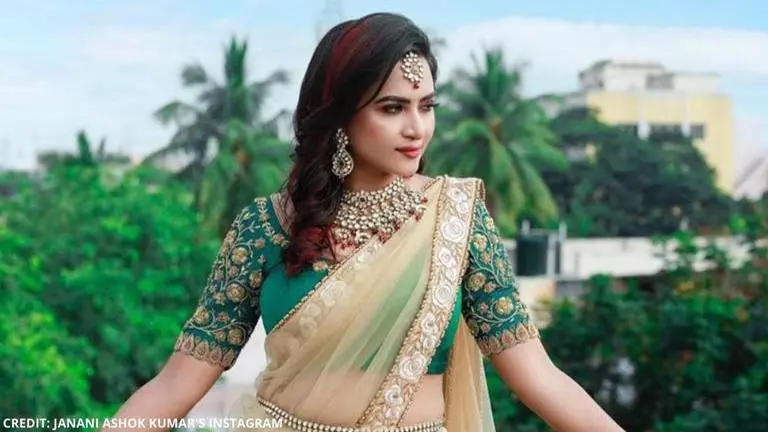 'Sembaruthi' lead Janani Ashok Kumar cries as she announces her exit from the show; Watch Sembaruthi