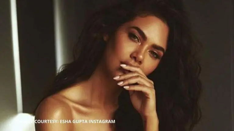 Esha Gupta's yoga pose is not an easy one to pull off; fans call her 'inhumanely flexible' esha gupta