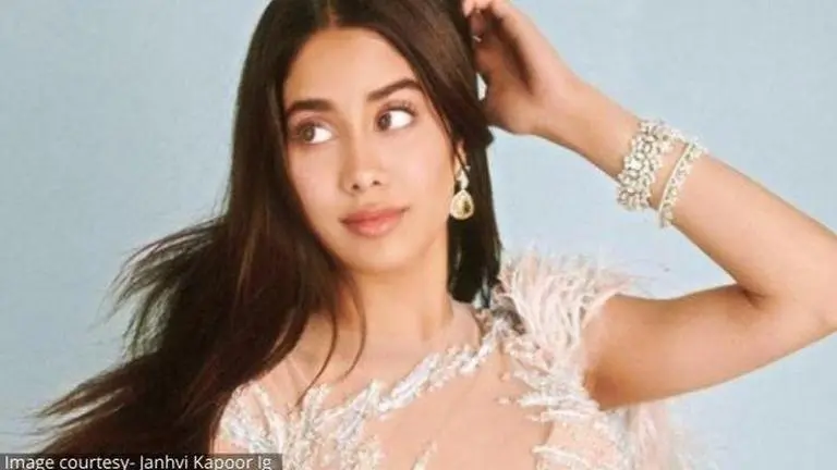 Janhvi Kapoor shares throwback pic from when she had brown hair, fans call her 'ethereal' Janhvi Kapoor