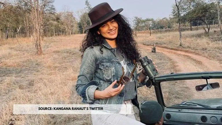 Kangana Ranaut stops to buy earthenware from a clay shop in Betul Kangana Ranaut