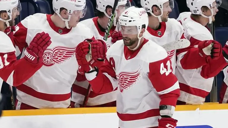 Glendening has goal and 2 assists, Red Wings beat Predators