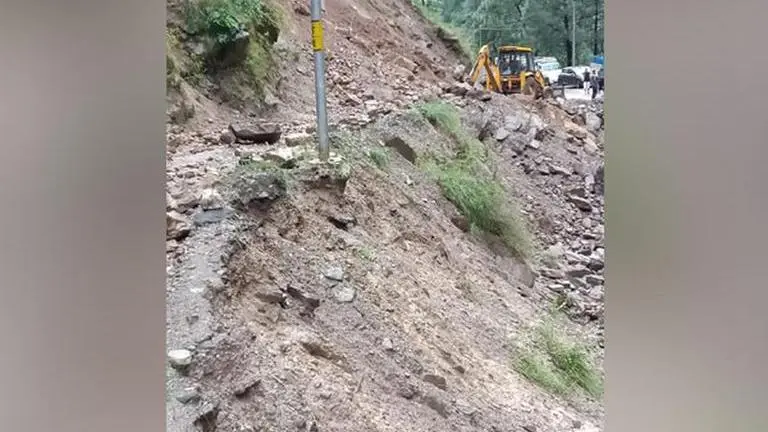 Himachal Pradesh: Landslide in Kullu bocks National Highway 305, traffic heavily disrupted Himachal Pradesh