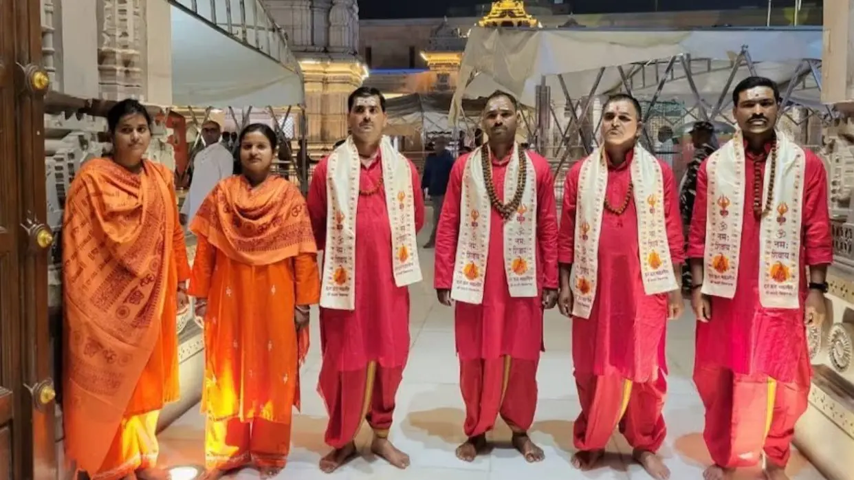 Varanasi Cops Don Priests' Attire in Kashi Vishwanath Temple; Akhilesh Fumes Varanasi Cops Don Priests' Attire in Kashi Vishwanath Temple; Akhilesh Fumes