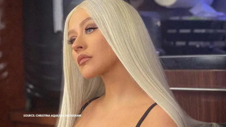 Christina Aguilera flaunts her new look; asks fans 'how they are doing' Christina Aguilera