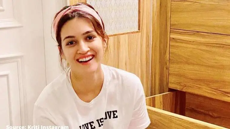 When Kriti Sanon and sister Nupur flaunted their pink hairband looks on Instagram Kriti Sanon