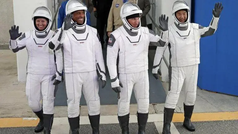 SpaceX capsule with 4 astronauts closes in on space station