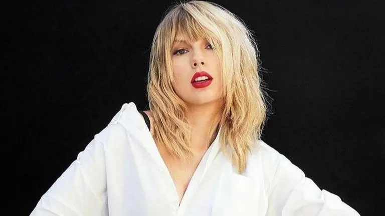 Taylor Swift's Grammy dress by Oscar De La Renta mesmerises everyone on red carpet taylor swift grammy dress