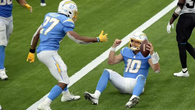Herbert leads Chargers to 39-29 victory over Jaguars