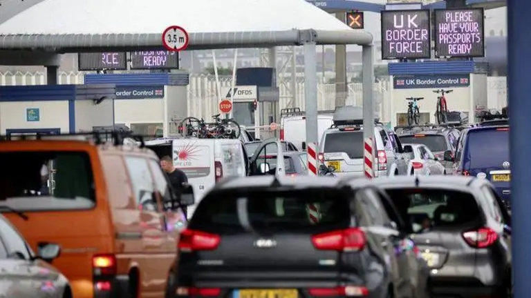 Thousands of Britons return from France to avoid quarantine