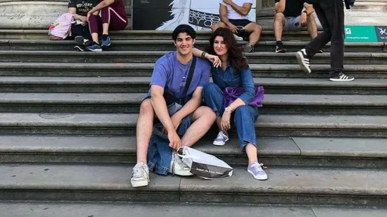 Twinkle Khanna's 'lazy' moment turns into a 'war zone' with kids Aarav & Nitara around Twinkle Khanna's 'lazy' moment turns out into a 'war zone' as kids Aarav & Nitara fight