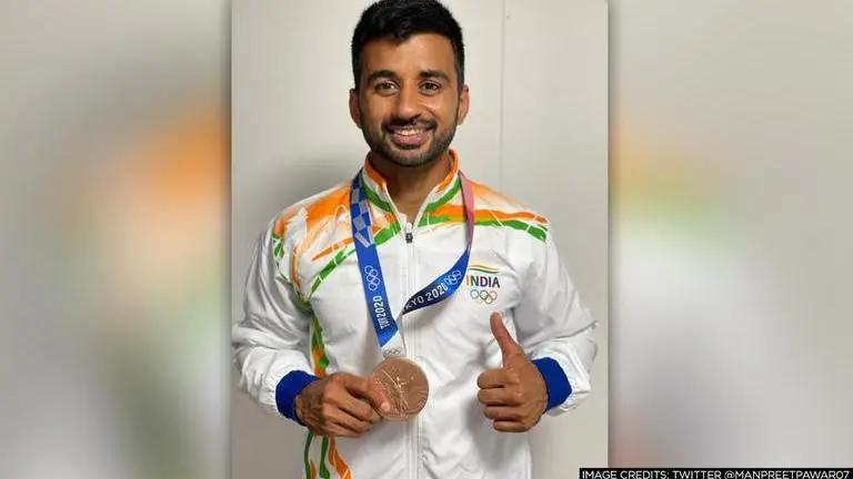 Manpreet Singh's mother wears son's Bronze medal, while he takes a nap on her lap; see pic Manpreet Singh