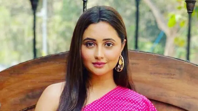 Rashami Desai spotted in fun & quirky avatar, offers to take paparazzi on chai date Rashami Desai
