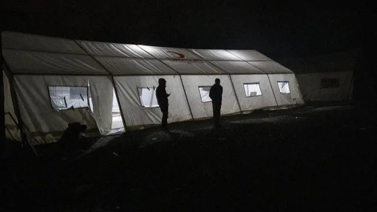 Hundreds of migrants remain stranded in Bosnia