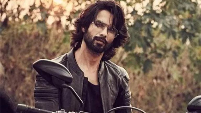 Shahid Kapoor shares old pic of himself surrounded by fans, says 'This love is rare' Shahid Kapoor