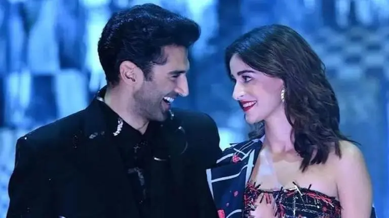Ananya Panday-Aditya Roy Kapur blush as paps tease rumoured lovebirds | Watch Ananya Panday