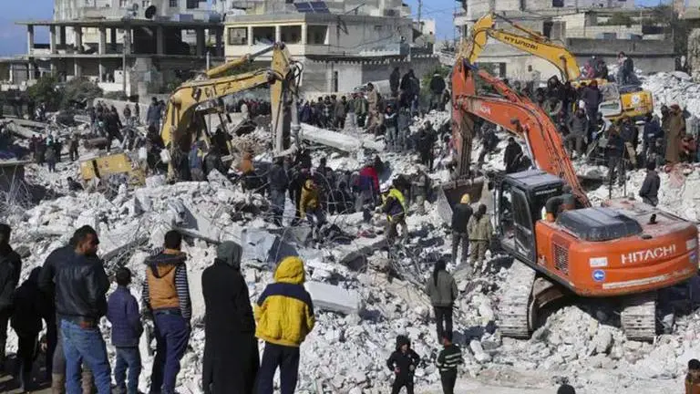 Turkish quake victims sleep in trains, tents, greenhouses