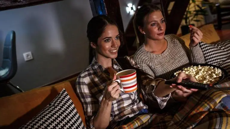 8 comfy, fashionable outfit ideas for perfect movie night Comfy Outfit Ideas