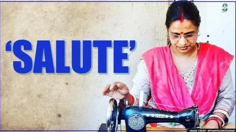 Coronavirus: Wives of CRPF jawans in Bengaluru sew masks, aprons; netizens react Coronavirus: Wives of CRPF jawans in Bengaluru sew masks, aprons