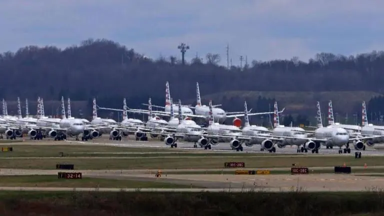 Big airlines fight with smaller ones over airport rights