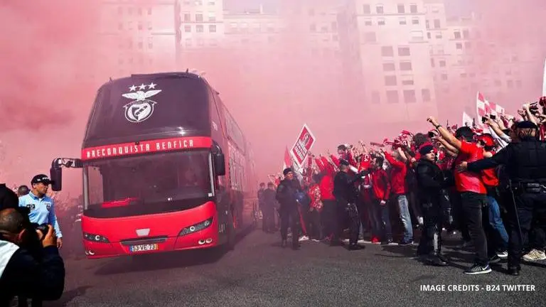 Benfica team bus pelted with stones by supporters, 2 players hospitalised after the attack Benfica
