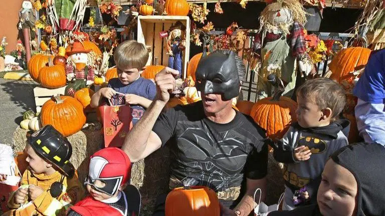 Halloween guidelines say no trick-or-treating in Los Angeles Halloween guidelines say no trick-or-treating in Los Angeles