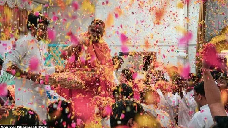 Holi wishes in English to send to your dear ones this festive season holi wishes in english