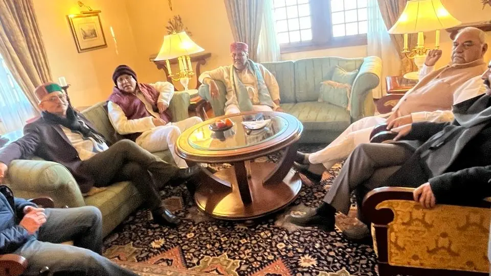 Himachal Pradesh Political Crisis: A key meeting of the Congress leaders to decide on the further strategy is underway at a private hotel.