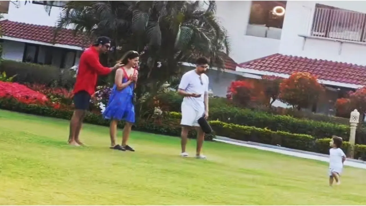 Ranbir Kapoor-Alia Bhatt Enjoy Playtime With Daughter Raha, Photo Goes Viral Raha with Alia, Ranbir