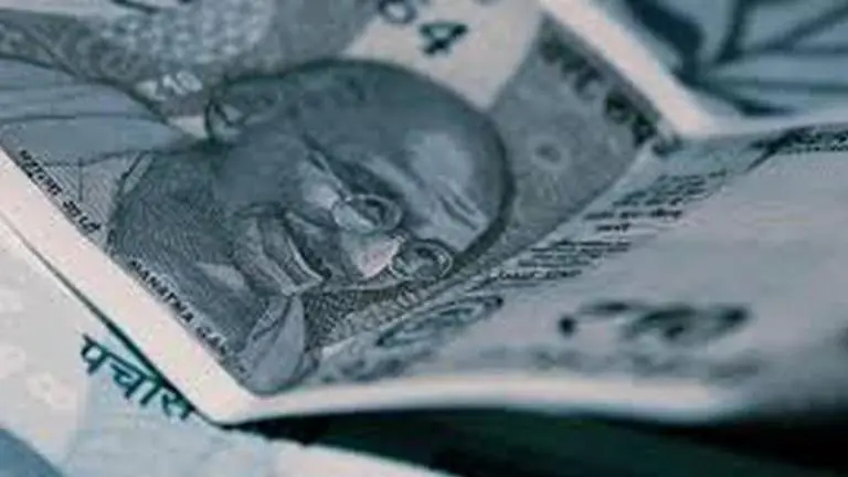 Rupee regains 11 paise against USD on easing crude Rupee regains 11 paise against USD on easing crude