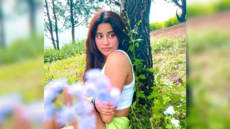 Janhvi Kapoor gives sneak peak into her dreamy weekend with her 'gang'; See pics Janhvi Kapoor